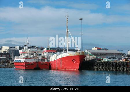 Reykjavik, Island - 4. April 2017: Passagierschiff zur Walbeobachtung liegt im Hafen von Reykjavik in der Nähe von Fischerbooten Stockfoto