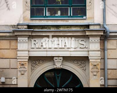 Rathaus-Fassade eines Rathausgebäudes in Deutschland. Nahaufnahme eines Regierungshauses in einer kleinen Stadt. Verwaltung in einer kleinen Stadt. Stockfoto