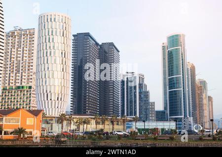 Batumi, Georgia, Februar 2022. Wolkenkratzer am Kai Batumi, moderne Architektur in Batumi. Moderne Wohninfrastruktur. Stockfoto