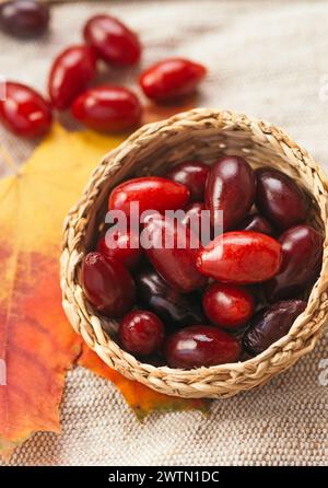 Frische, reife Hartholzbeeren in der Schüssel auf dem Tisch, Nahaufnahme. Stockfoto