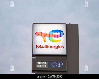 TotalEnergies-Schild an einer Tankstelle und Preise für Lkw-Diesel. Logo des Energie- und Energieunternehmens als Werbung für das Unternehmen. Stockfoto