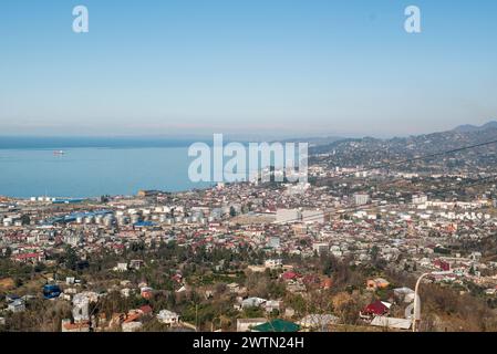 Februar 2022. Batumi, Georgien. Blick vom Berg auf die moderne Stadt. Wunderschönes Stadtbild. Batumi von oben. Stadt am Meer. Stockfoto