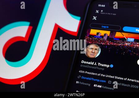 Donald Trumps Konto der X App (früher Twitter) auf einem iPhone auf TikTok-Logo-Hintergrund. Donald Trump TikTok-Kontroverse, ByteDance China USA Stockfoto