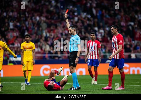 Barcelona, Barcelona, Spanien. März 2024. Nahuel Molina erhält beim LaLiga EA Sports Spiel zwischen Atlético de Madrid und FC Barcelona im CÃ-vitas Metropolitano eine rote Karte. (Kreditbild: © Marti Segura Ramoneda/ZUMA Press Wire) NUR REDAKTIONELLE VERWENDUNG! Nicht für kommerzielle ZWECKE! Stockfoto