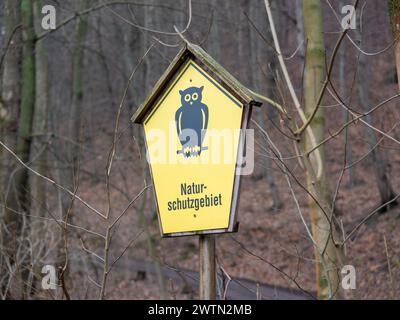 Naturschutzgebiet-Schild in einem Wald in Deutschland. Schutz der Umwelt, einschließlich der Bäume, Pflanzen und Tiere in diesem Gebiet. Stockfoto