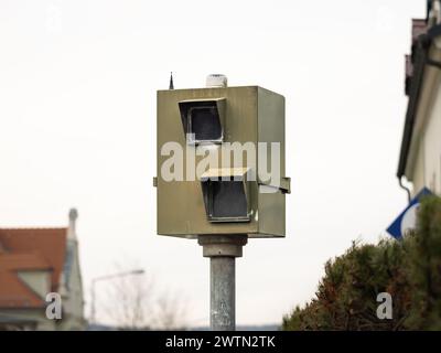 Alte Radarkamera in Deutschland. Nahaufnahme des Radar Control Traffic Monitoring Box, das Fotos aufnimmt, wenn Autofahrer zu schnell über die Grenze hinaus sind. Stockfoto