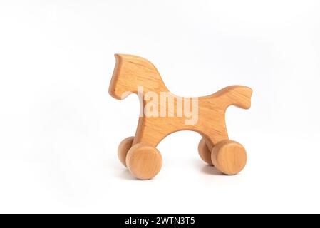 Spielzeug - handgefertigtes Holzpferd auf Rädern isoliert auf weißem Hintergrund. Stockfoto
