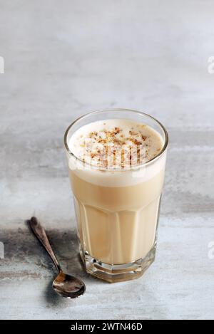 Kaffee mit Milch und geriebener Nuss in einem Glas. Rapskaffee. Stockfoto