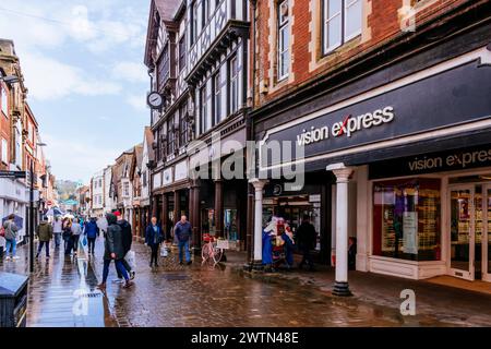 Die lebhafte High Street im Stadtzentrum, ein regnerischer Tag. Winchester, Hampshire, England, Vereinigtes Königreich, Europa Stockfoto