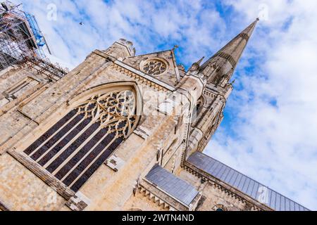 Detail des bleihaltigen gotischen Fensters des Transekts. Die Kathedrale von Chichester, die früher als Kathedrale der Heiligen Dreifaltigkeit bekannt ist, ist der Sitz von t Stockfoto