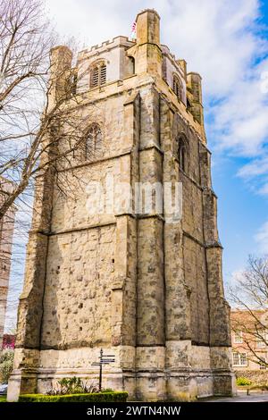 Der freistehende Glockenturm aus dem frühen 15. Jahrhundert. Der Sitz der Kathedrale von Chichester ist die Kathedrale der Heiligen Dreifaltigkeit Stockfoto