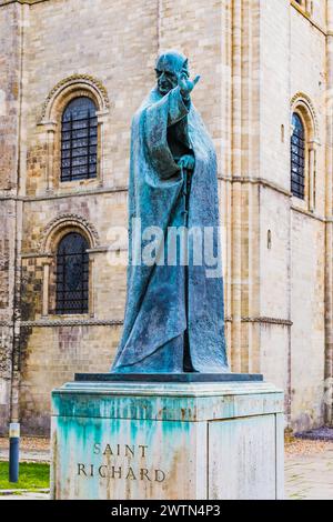 Statue von St. Richard vor der Kathedrale von Chichester. Chichester, West Sussex, South East, England, Vereinigtes Königreich, Europa Stockfoto