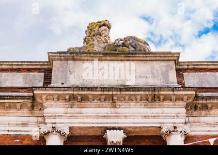 Details zur Gebäudeoberseite. Das Council House ist ein Gemeindegebäude in der North Street. Es ist ein denkmalgeschütztes Gebäude. Chichester, West Sussex, South Ea Stockfoto