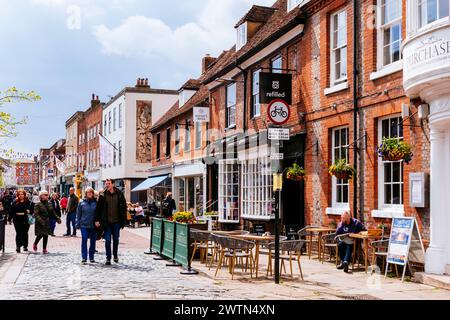 North Street an einem sonnigen Morgen. Chichester, West Sussex, South East, England, Vereinigtes Königreich, Europa Stockfoto