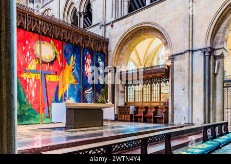 Hochaltar und John Piper Wandteppich. Die Kathedrale von Chichester, die früher als Kathedrale der Heiligen Dreifaltigkeit bekannt ist, ist der Sitz der anglikanischen Bish Stockfoto