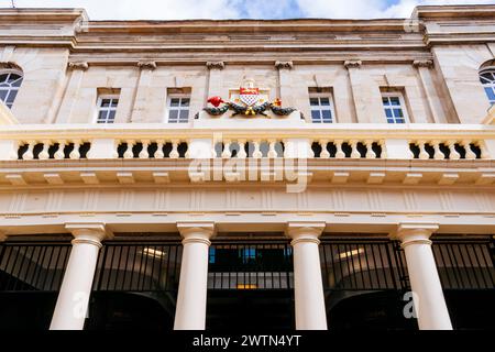 Detailfassade. Das Markthaus, der alte Buttermarkt, an einem sonnigen Tag. North Street, Chichester, West Sussex, Südosten, England, Vereinigtes Königreich, Europa Stockfoto