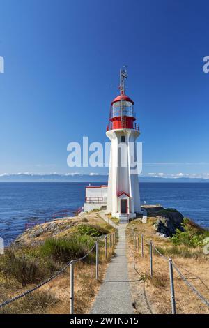 Blick auf den National Heritage Sheringham Point Lighthouse vor einem leuchtend blauen Ozean und Himmel. Stockfoto