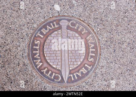 Stadtmauern Wegschild. Chichester, West Sussex, South East, England, Vereinigtes Königreich, Europa Stockfoto