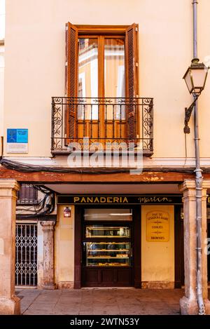 Calle Mayor, eine Gedenktafel erinnert an die jüdische Vergangenheit im Aljama. Alcalá de Henares, Comunidad de Madrid, Spanien, Europa Stockfoto