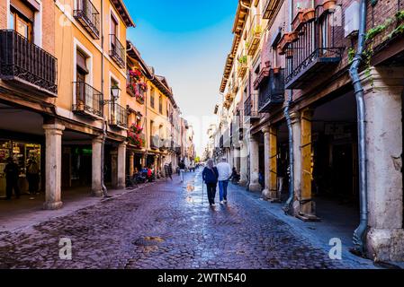 Die Calle Mayor in Alcalá de Henares ist eine der wichtigsten Straßen im historischen Zentrum. Es ist die am längsten erhaltene Straße mit Arkaden auf beiden Stockfoto