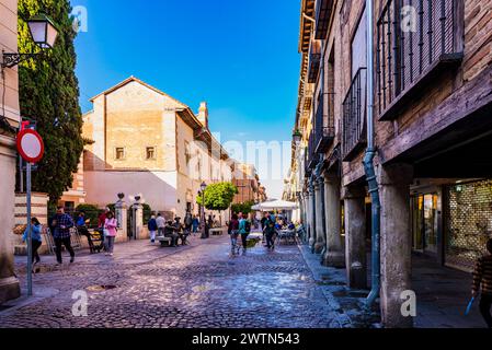 Die Calle Mayor in Alcalá de Henares ist eine der wichtigsten Straßen im historischen Zentrum. Es ist die am längsten erhaltene Straße mit Arkaden auf beiden Stockfoto