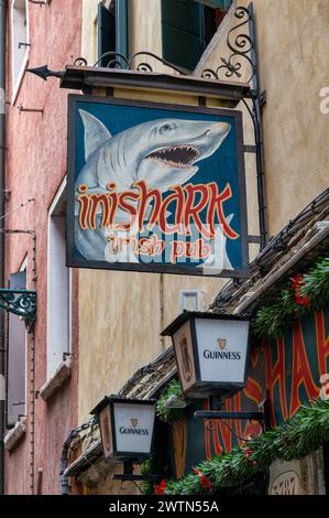 Venedig, Italien - 26. Februar 2023: Das Schild für den Irischen Pub Inishark in Venedig. Stockfoto