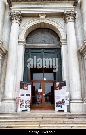 Venedig, Italien - 26. Februar 2023: Der Eingang zur Kirche des Pietà in Venedig. Bekannt als Vilvaldis Kirche Stockfoto