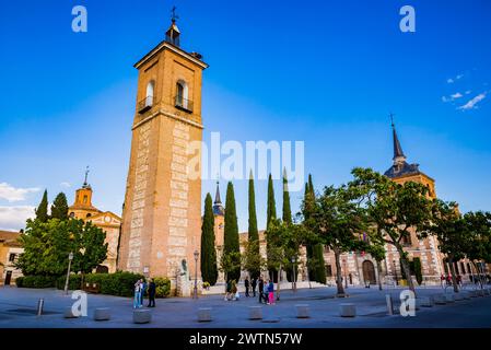 Blick auf den Rodríguez Marín-Platz, neben der Plaza de Cervantes. Hervorhebung des Turms der alten Kirche Santa María la Mayor. Alcalá de Henare Stockfoto