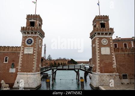 Venedig, Italien - 26. Februar 2023: Die Wassertore zum venezianischen Arsenal. Die alte Nabelwerft in Venedig Stockfoto