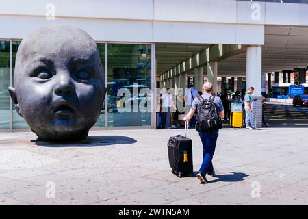 Tag und Nacht, monumentale Skulpturen von Antonio López am Eingang zum Bahnhof Atocha. Es repräsentiert seine Enkelin Carmen, im Alter von sechs Monaten Stockfoto