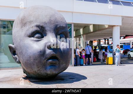 Tag und Nacht, monumentale Skulpturen von Antonio López am Eingang zum Bahnhof Atocha. Es repräsentiert seine Enkelin Carmen, im Alter von sechs Monaten Stockfoto