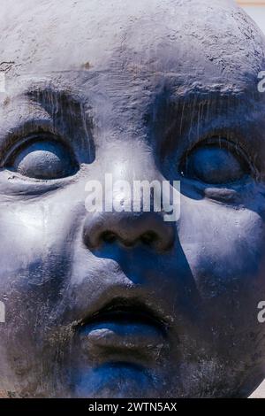 Details. Tag und Nacht, monumentale Skulpturen von Antonio López am Eingang zum Bahnhof Atocha. Es repräsentiert seine Enkelin Carmen auf sechs Metern Stockfoto