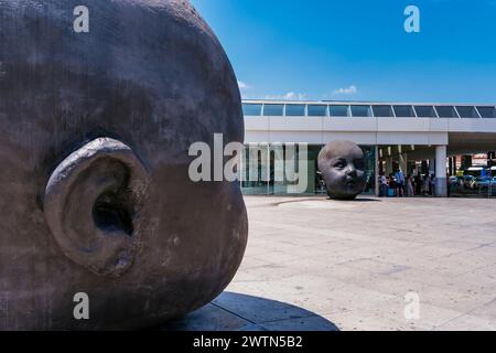 Tag und Nacht, monumentale Skulpturen von Antonio López am Eingang zum Bahnhof Atocha. Es repräsentiert seine Enkelin Carmen, im Alter von sechs Monaten Stockfoto