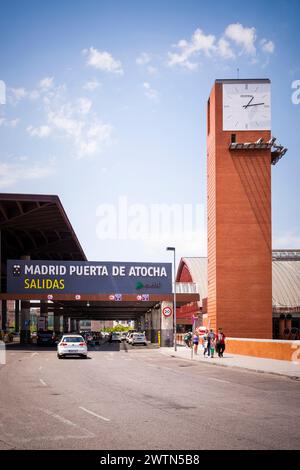 Madrid Puerta de Atocha, Abfahrten. Bahnhof Atocha. Madrid Atocha. Estación de Madrid Atocha, auch Madrid Puerta de Atocha genannt, ist die größte Stockfoto