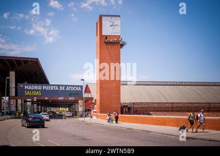 Madrid Puerta de Atocha, Abfahrten. Bahnhof Atocha. Madrid Atocha. Estación de Madrid Atocha, auch Madrid Puerta de Atocha genannt, ist die größte Stockfoto