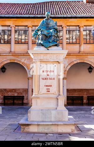 Statue des Gründers der Universität von Oviedo, Erzbischof Fernando de Valdés Salas. Universität Oviedo. Oviedo, Principado de Asturias, Spanien, E Stockfoto