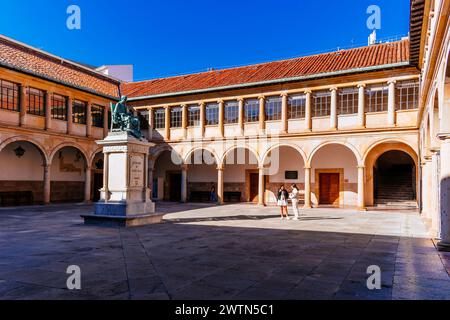 Statue von Fernando Valdés im alten Kloster der Universität Oviedo. Oviedo, Principado de Asturias, Spanien, Europa Stockfoto