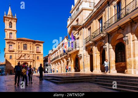 Platz der Verfassung - Plaza de la Constitución. Kirche San Isidoro el Real (L) und Rathaus von Oviedo (R). Oviedo, Principado de Asturias, Spanien, EUR Stockfoto