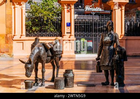 Die städtische Skulptur, bekannt unter dem Namen La lechera - die Milchmädchen, befindet sich auf dem Trascorrales-Platz. Oviedo, Principado de Asturias, Spanien, Europa Stockfoto