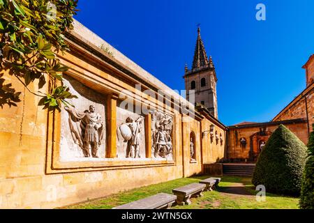 Jardín de los Reyes caudillos – Garten der Könige der Führer. Es befindet sich auf der Seite der Kathedrale von Oviedo. Die Figuren der zwölf Könige von Astu Stockfoto