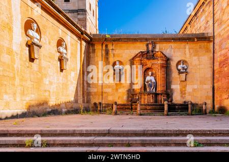 Jardín de los Reyes caudillos – Garten der Könige der Führer. Es befindet sich auf der Seite der Kathedrale von Oviedo. Die Figuren der zwölf Könige von Astu Stockfoto