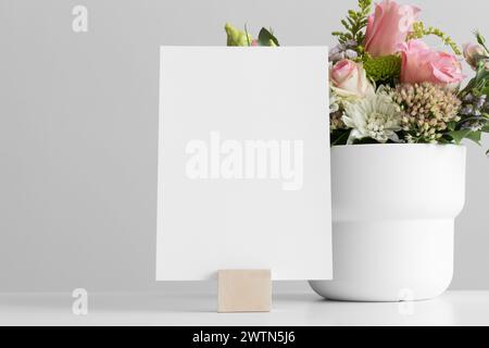 Hochzeitstisch Nummer Karte mockup mit einem floralen Arrangement. Stockfoto