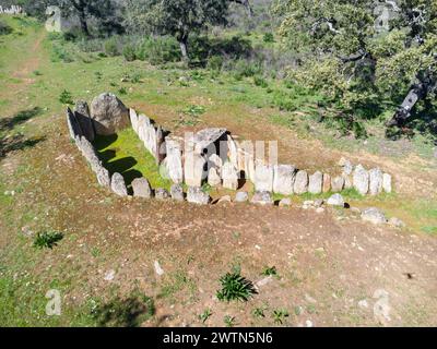 Aus der Vogelperspektive des Monolithen Nummer 4, bekannt als de la Encina, der Teil des Gabrieles-Dolmen-Komplexes ist, in der Gemeinde Valverde del Camino, Huelv Stockfoto