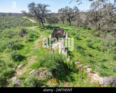 Aus der Vogelperspektive des Monolithen Nummer 6, der Teil des Gabrieles Dolmen-Komplexes ist, in der Gemeinde Valverde del Camino, Provinz Huelva, Andalusien, Stockfoto