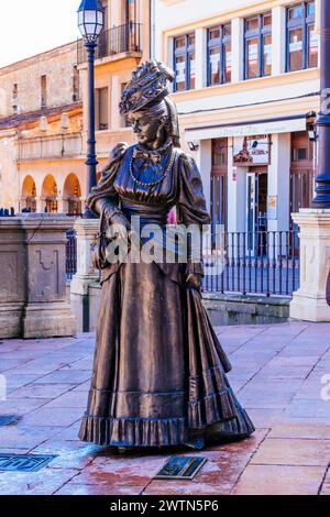 Die städtische Skulptur, bekannt als La Regenta. Es ist eine Hommage an die Figur und den Roman des Schriftstellers Leopoldo Alas „Clarín“. Oviedo, Principado de AS Stockfoto