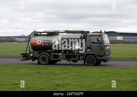 Treibstofftanker für die Luftfahrt auf dem Wellesbourne Airfield, Warwickshire, Großbritannien Stockfoto