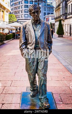 Das Woody Allen Monument ist eine lebensgroße Bronzeskulptur des amerikanischen Schauspielers und Regisseurs. Oviedo, Principado de Asturias, Spanien, Europa Stockfoto