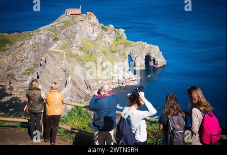 Gaztelugatxe aus der Sicht. Gaztelugatxe ist eine Insel an der Küste von Biskaya. Sie ist durch eine künstliche Brücke mit dem Festland verbunden. Oben auf Stockfoto