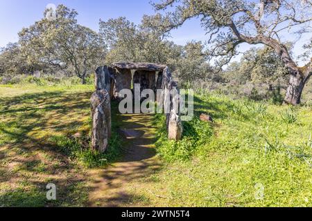 Aus der Vogelperspektive des Monolithen Nummer 2, der Teil des Gabrieles Dolmen-Komplexes ist, in der Gemeinde Valverde del Camino, Provinz Huelva, Andalusien, Stockfoto