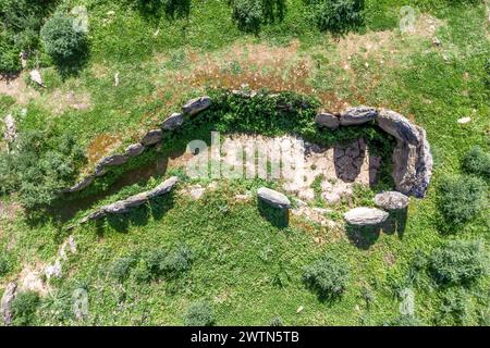 Zenith oder Vogelperspektive des Monolithen Nummer 3, bekannt als de la Encina, der Teil des Gabrieles Dolmen-Komplexes ist, in der Gemeinde Valverde del C. Stockfoto